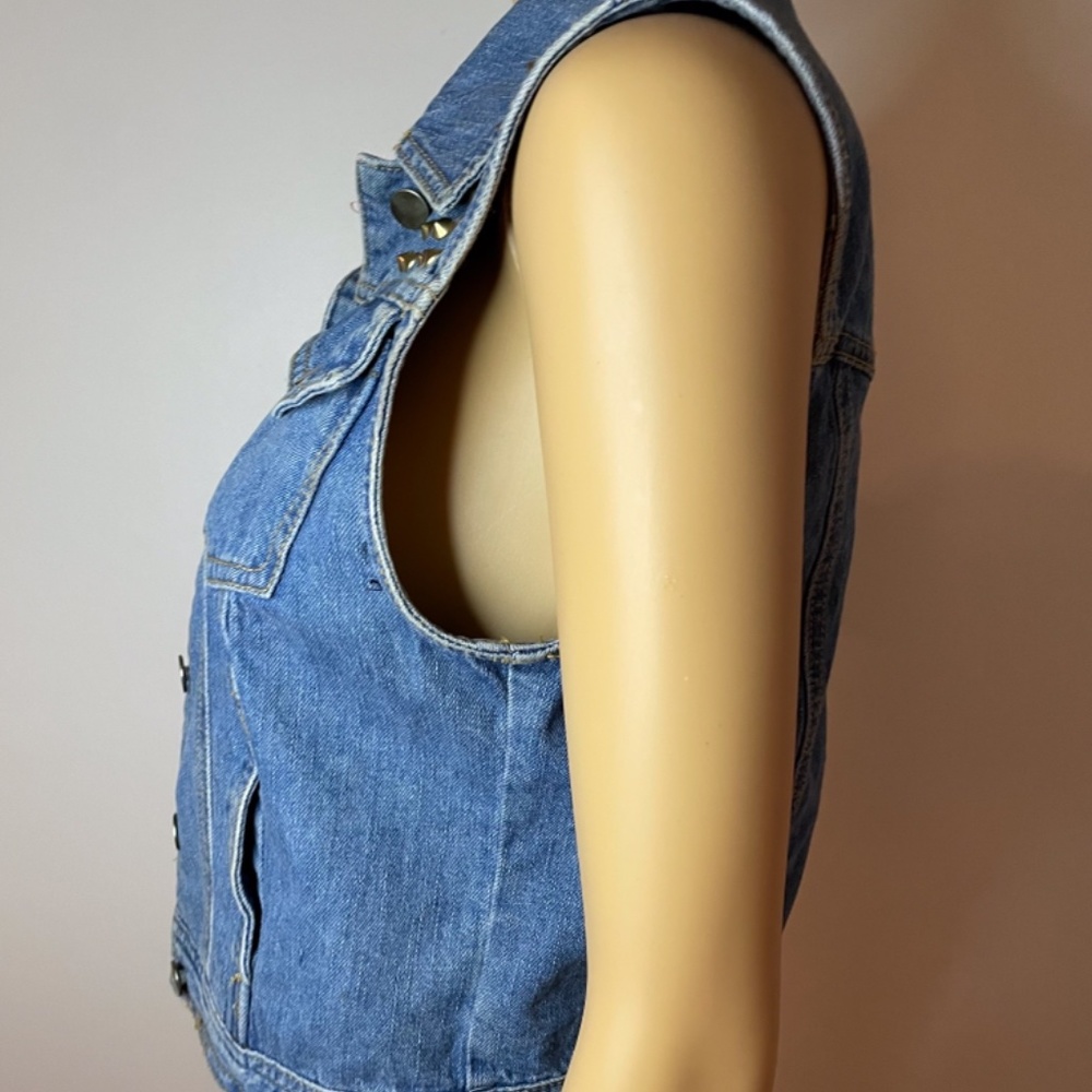 Super trendy Jean jacket with gold grommet details - Picture 6 of 9
